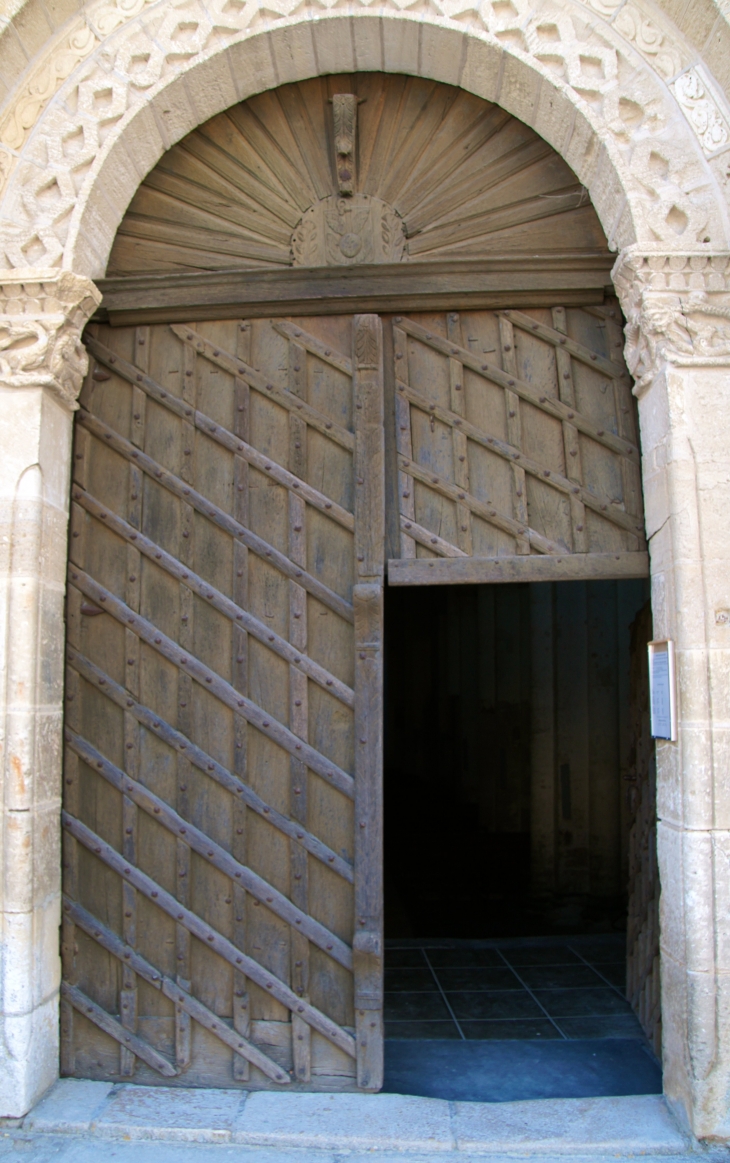 La porte en bois du portail de l'église abbatiale. - Saint-Amant-de-Boixe