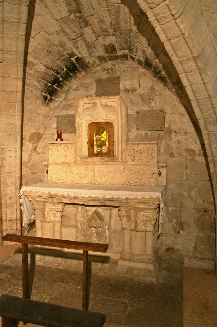 L'autel de la Capelle du Saint Sacrement : église abbatiale. - Saint-Amant-de-Boixe