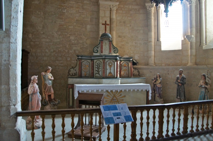 Eglise abbatiale : ancien autel de choeur du XVIIIe siècle. Bois peint et doré. - Saint-Amant-de-Boixe