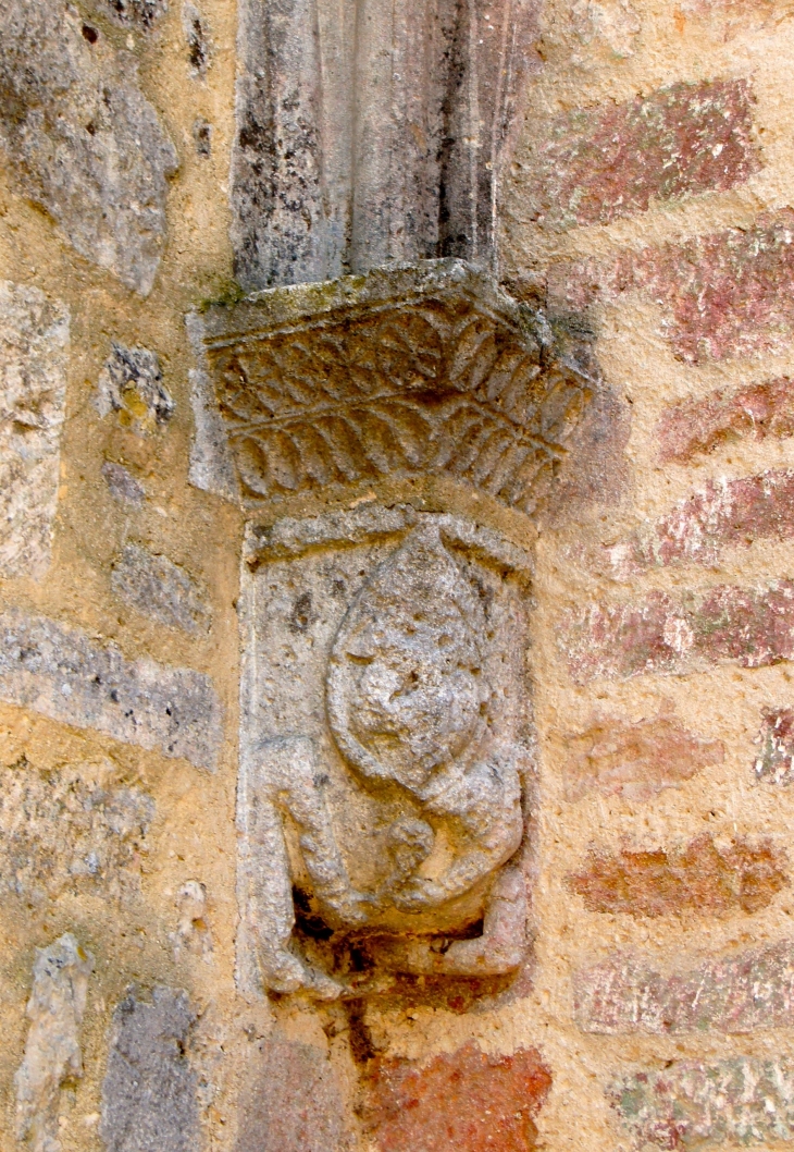 Dans le cloître. - Saint-Amant-de-Boixe