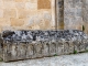 Sarcophage au pied de la façade occidentale de l'église abbatiale.