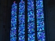 Eglise abbatiale : vitrail réalisé en 1952 (baie sud) est composé de panneaux de verre aux motifs répétitifs mais agencés de différentes manières. Dans chacune des baies, une seule pièce est unique.