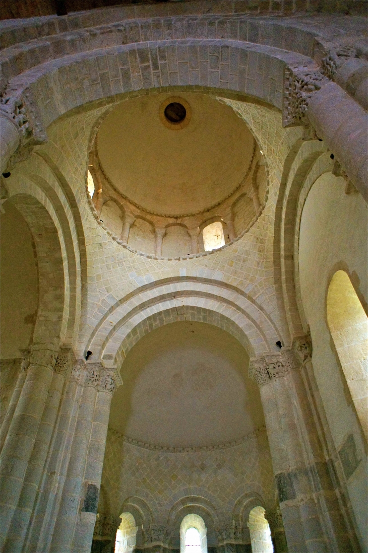 L'église Saint Jacques de Conzac : la coupole du transept - Saint-Aulais-la-Chapelle