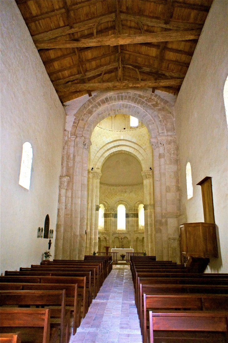 L'église Saint Jacques de Conzac : la nef vers le choeur - Saint-Aulais-la-Chapelle