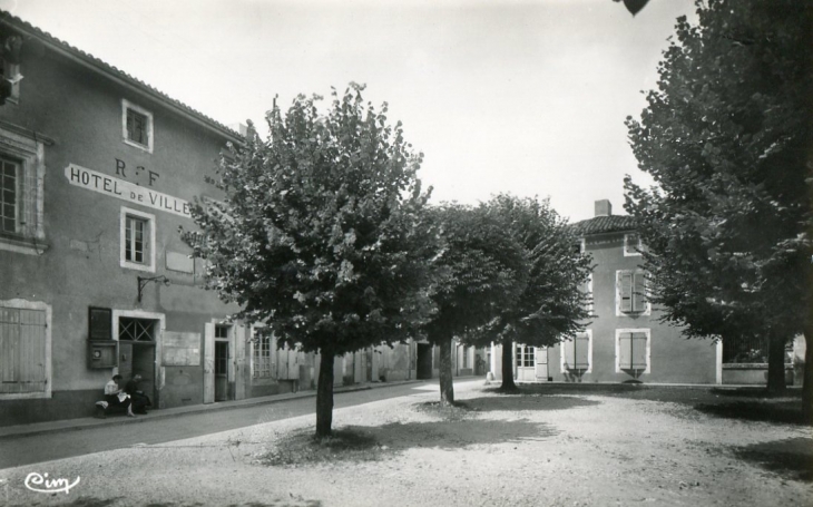 Saint-Claud année 50-60 Place de la Mairie