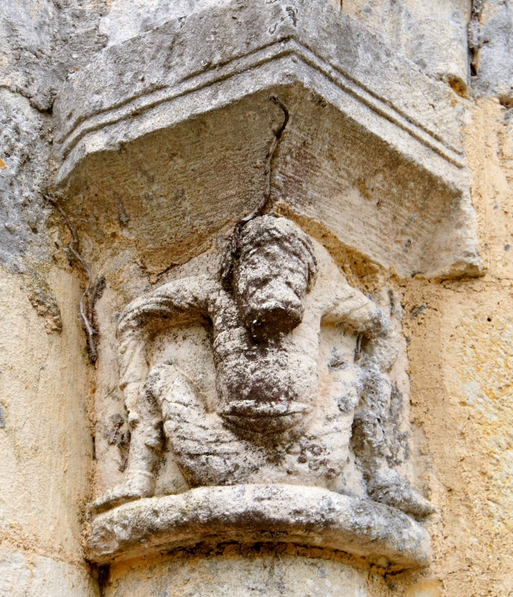 Chapiteau extérieur du chevet de l'église Saint Fraigne. - Saint-Fraigne