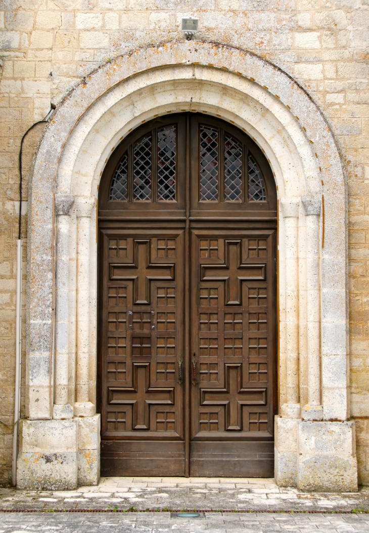 Le portail de l'église Saint Pierre. - Saint-Fraigne