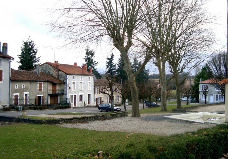 Saint-Laurent-de-Céris Place du village