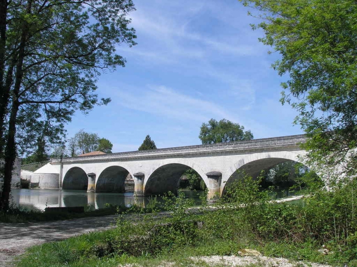 Pont de Vinade - Saint-Même-les-Carrières
