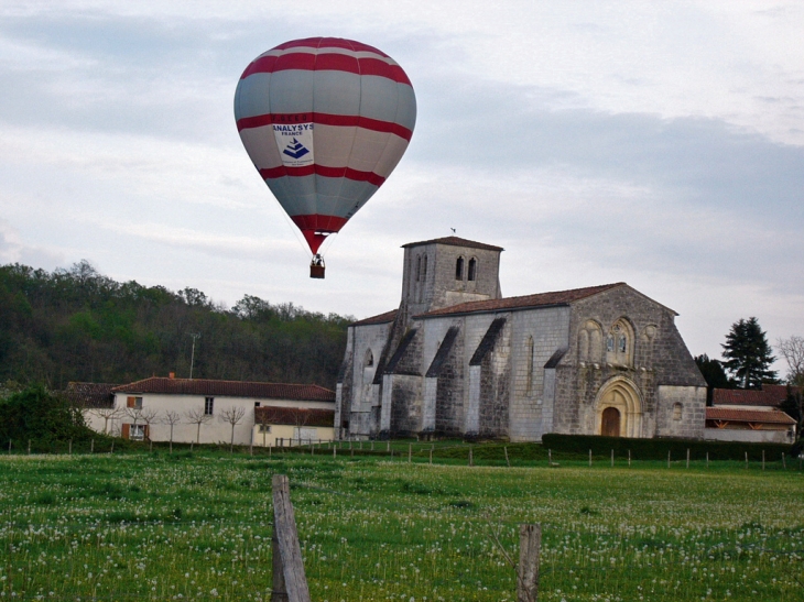 Passage d'une montgolfiere auprès de l'église - Saint-Preuil