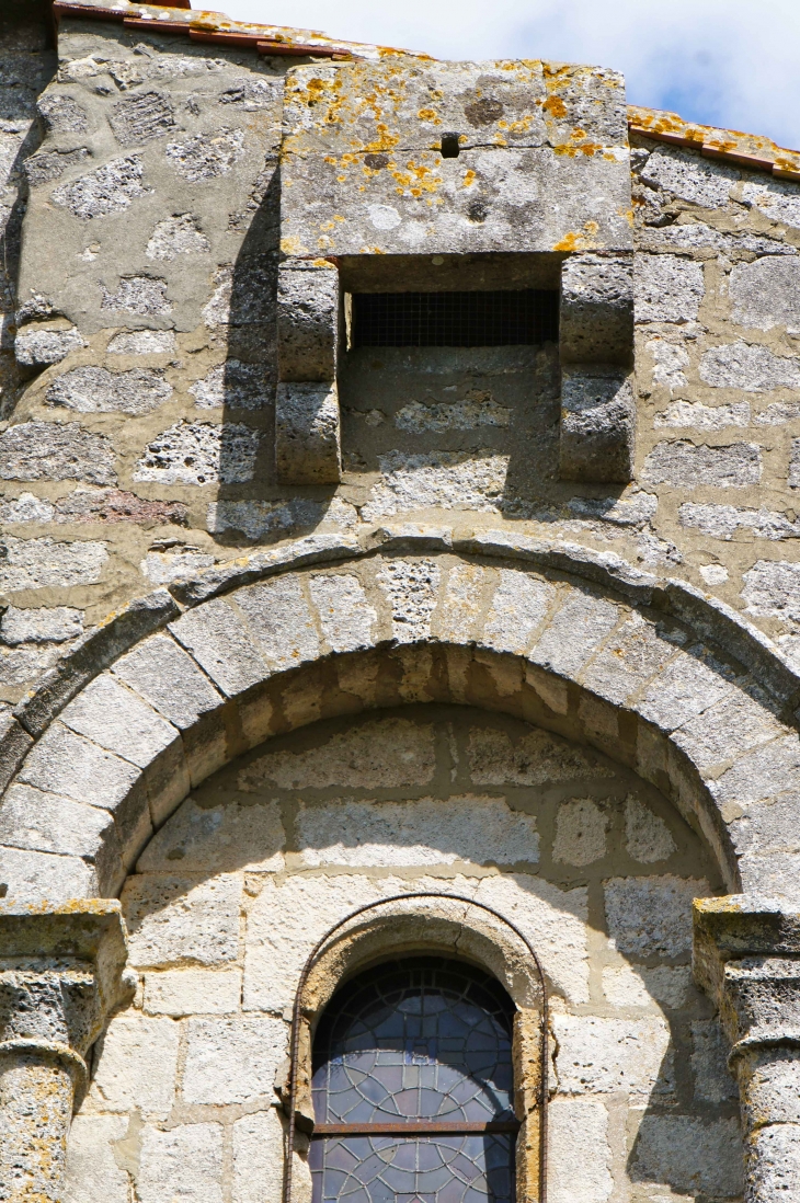 Echauguette sur la façade occidentale de l'église Sainte Madeleine. - Touvre