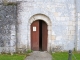 Porte sur façade latérale nord de l'église Sainte Madeleine.