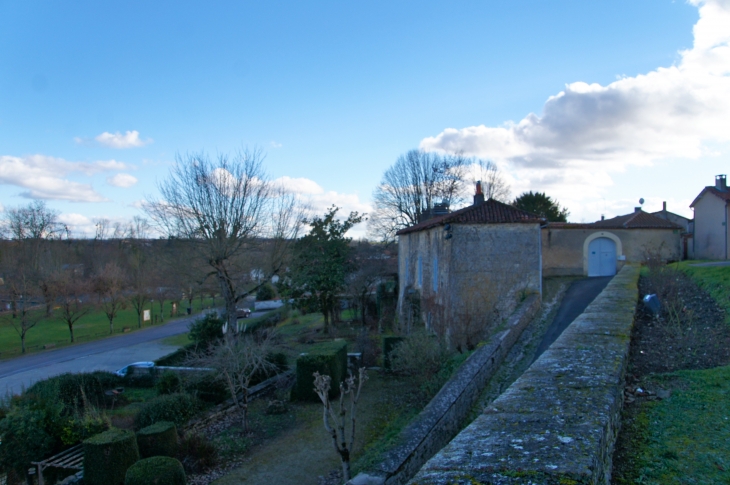 Vue de l'église. - Verteuil-sur-Charente