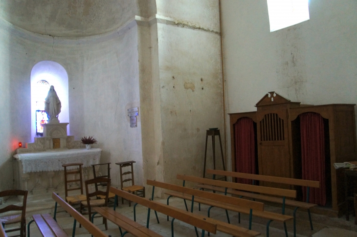 Eglise Saint Médard : le confessionnal et la petite chapelle. - Verteuil-sur-Charente