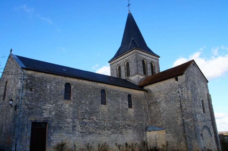 L'Eglise Saint-Médard, ancien prieuré, a été construite au XIIe siècle. Style roman. - Verteuil-sur-Charente