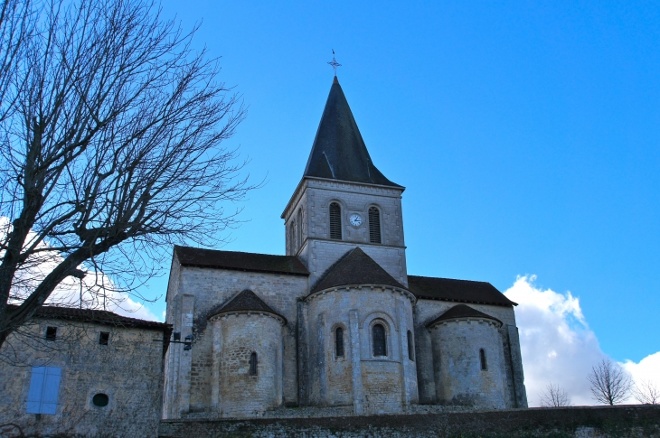 Eglise Saint-Médard - Abside et absidioles. - Verteuil-sur-Charente