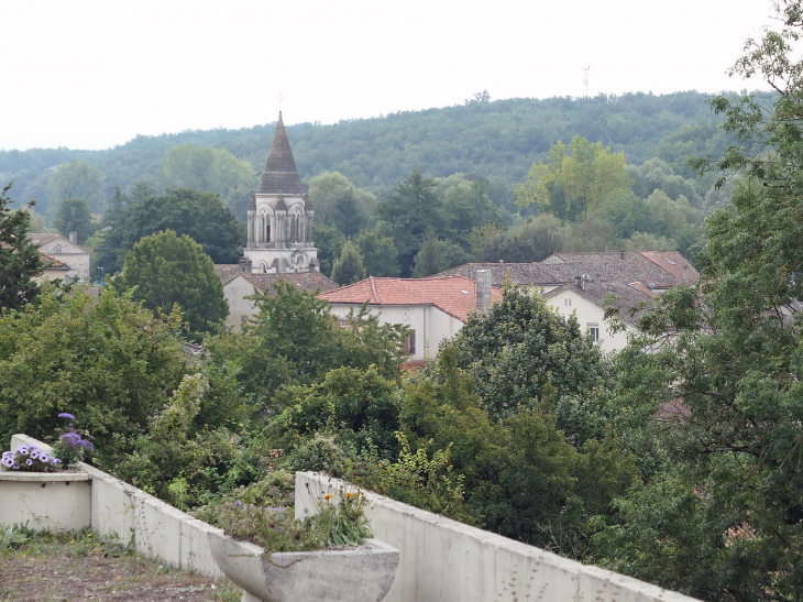 Vue sur le village et son église - Vœuil-et-Giget