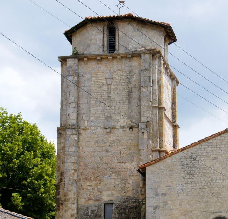 Le clocher du XIe siècle de l'église Notre-Dame. - Vouharte