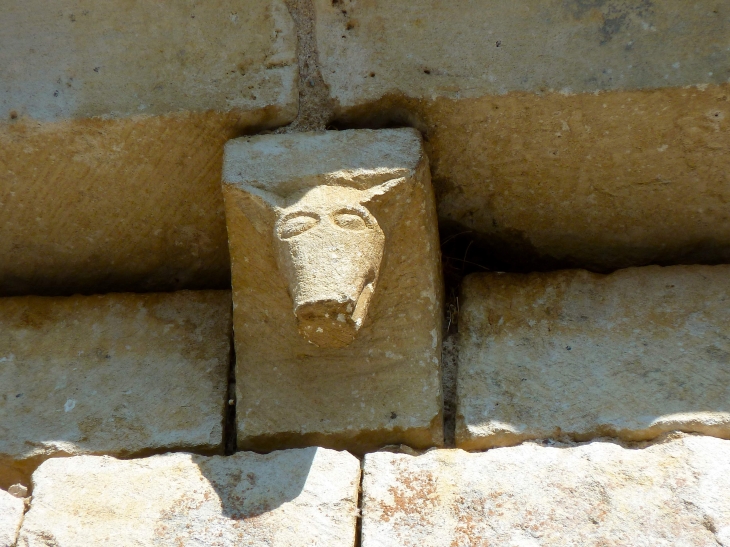 Détail : modillon de l'église. - Vouthon