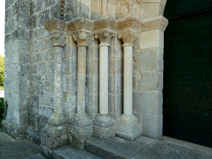 Détail : pilastres et chapiteaux scultés du portail de l'église. - Vouthon