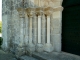Détail : pilastres et chapiteaux scultés du portail de l'église.