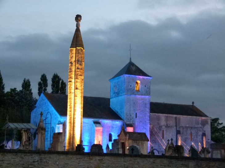La Croix Hosannière et l'église Saint-Pierre mise en lumière dans le cadre des nuits romanes en Juillet 2012 - Aiffres