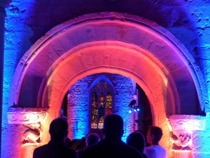 L'entrée de l'église St-Pierre mise en lumière dans le cadre des nuits romanes en juillet 2012 - Aiffres