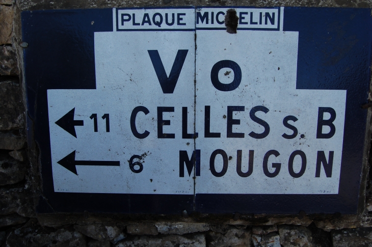 Plaque Michelin, vestiges routiers - Aigonnay