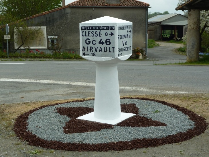 Resultat final de la restauration de cette borne Michelin remise en place par DEux-Sèvres Auto mémoire et la commune de AMAILLOUX. Inauguration de cet évenement le 23/04/2016