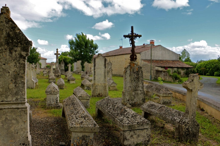 Le cimetière près de l'église. - Amuré