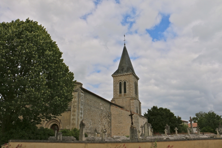 L'église entourée de son cimetière. - Amuré