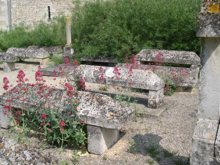 Cimetière, tombes anciennes - Amuré