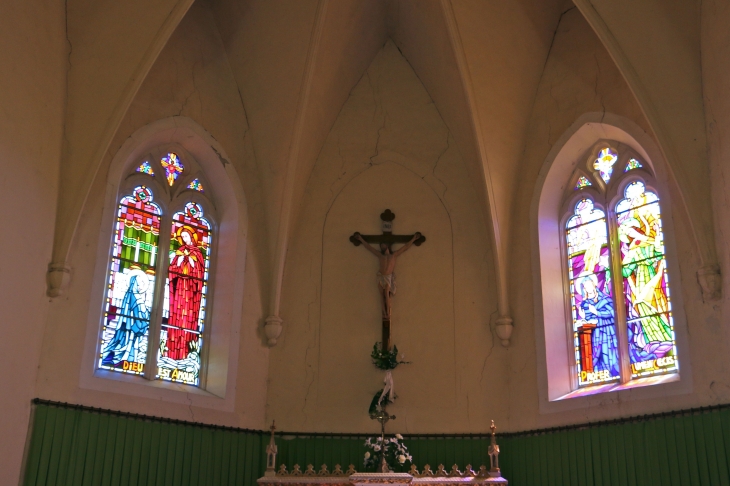 Les vitraux de l'abside de l'église Saint Cyr. - Arçais