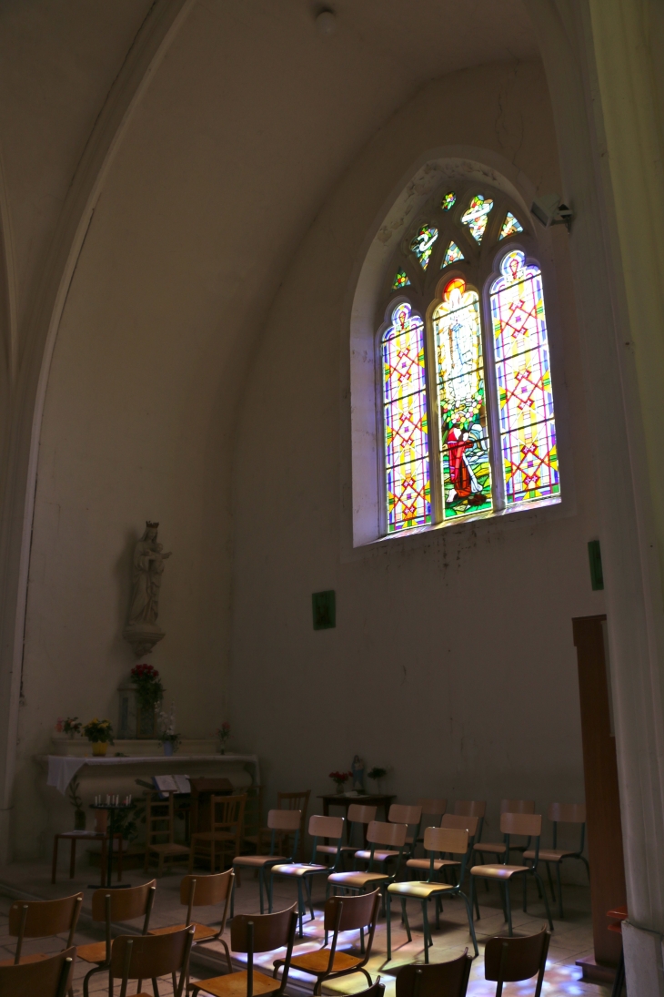 Chapelle latérale droite de l'église Saint Cyr. - Arçais