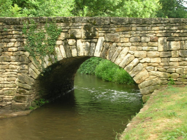 Pont romain - Azay-le-Brûlé