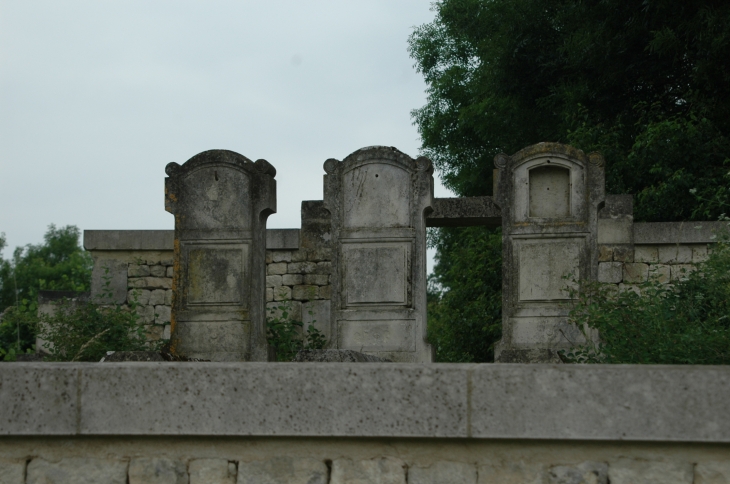 Cimetiéres familial protestant à Azay  - Azay-le-Brûlé