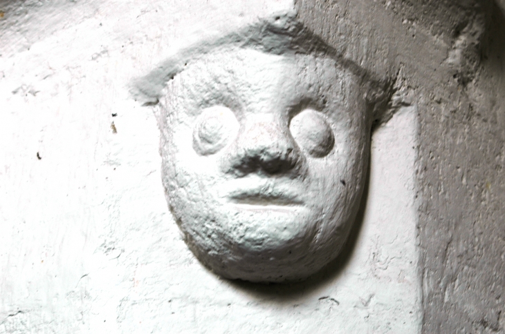Sculpture-romane-represente-un-visage-grotesque-    intérieur - Azay-sur-Thouet