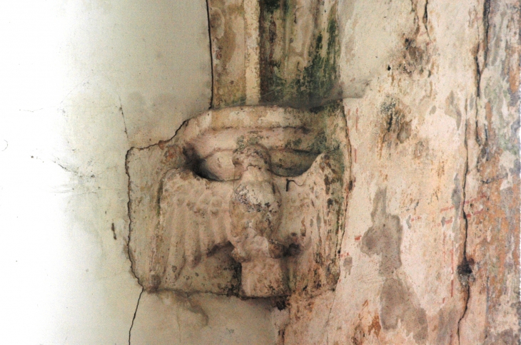Sculpture intériur de l'église , un faucon ? - Azay-sur-Thouet