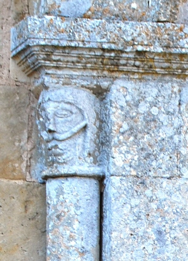 Beaussais visage moustachu , sur colonne abside Temple