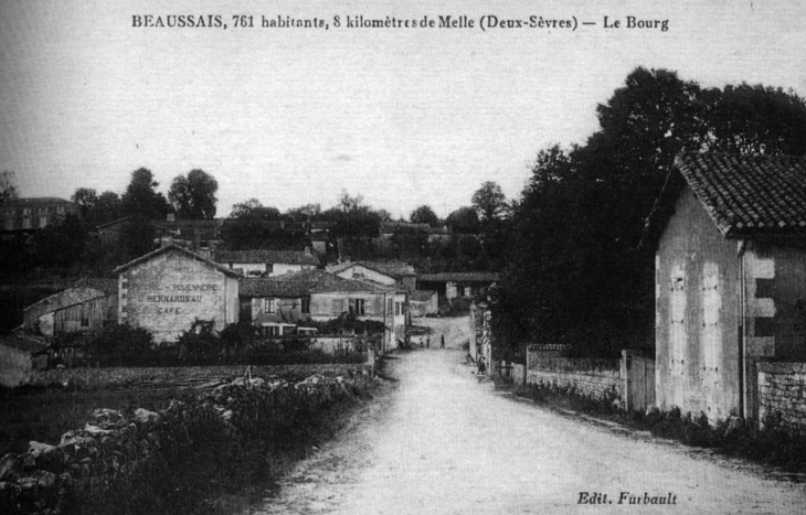 Vers 1920, le bourg (carte postale ancienne). - Beaussais