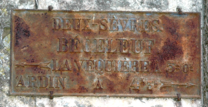 Belle plaque routière vestiges du XIX éme siècle , plaque dite de cocher  - Béceleuf