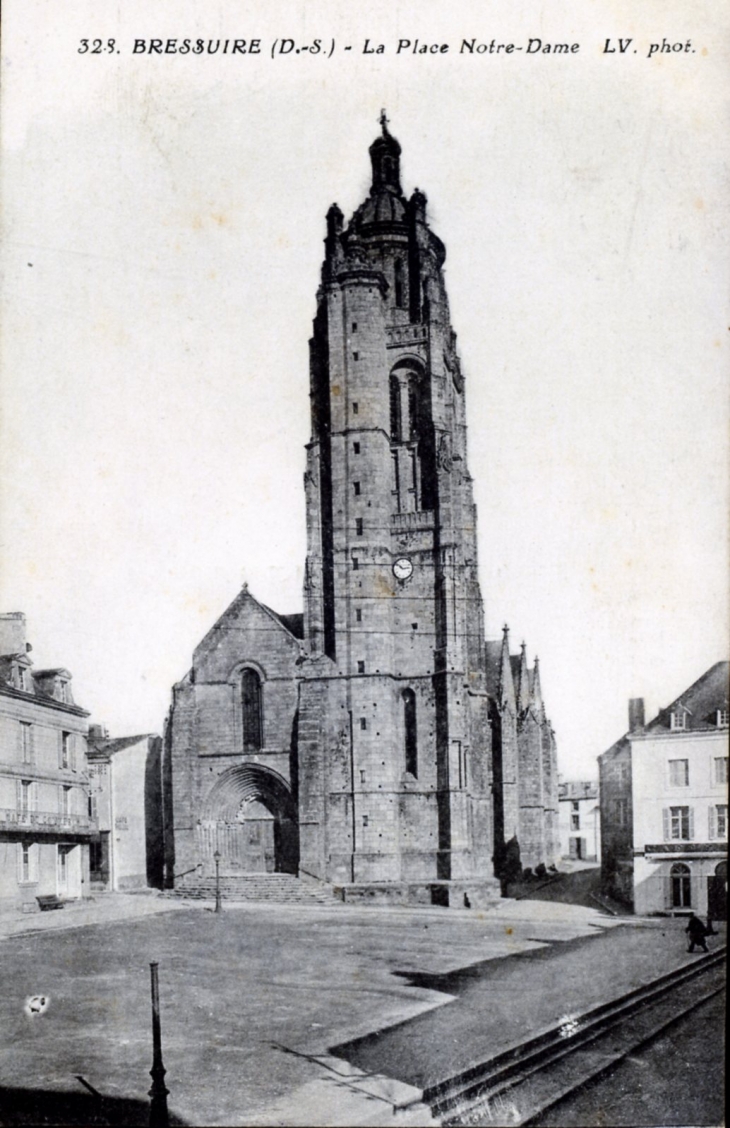 La Place Notre-Dame, vers 1931 (carte postale ancienne). - Bressuire