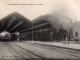 La gare où les trains passaient , carte postale ancienne 