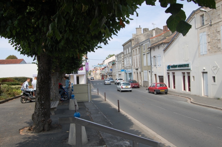 Rue principale de Brioux - Brioux-sur-Boutonne