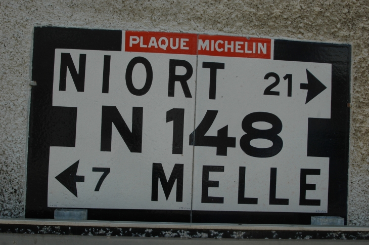 Panneau MIchelin sur route centre ville - Celles-sur-Belle