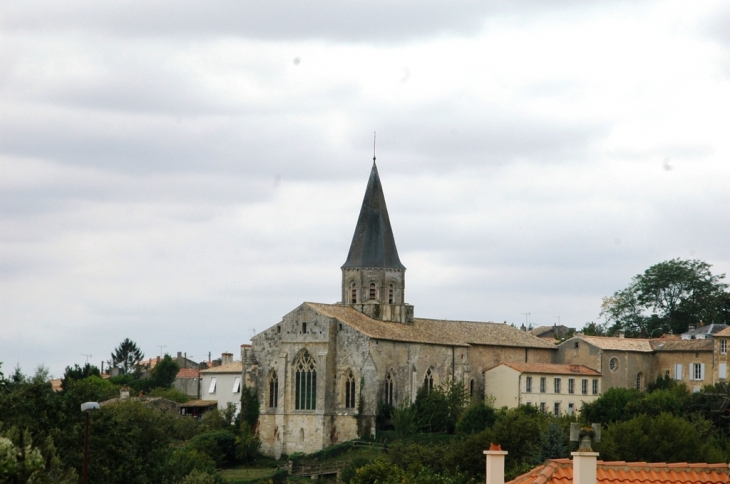 L'église - Champdeniers-Saint-Denis