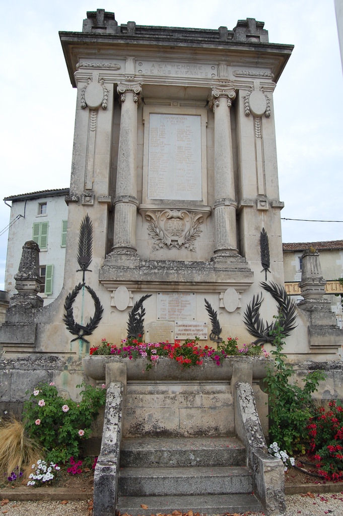 Le Monument aux Morts pour la France - Champdeniers-Saint-Denis