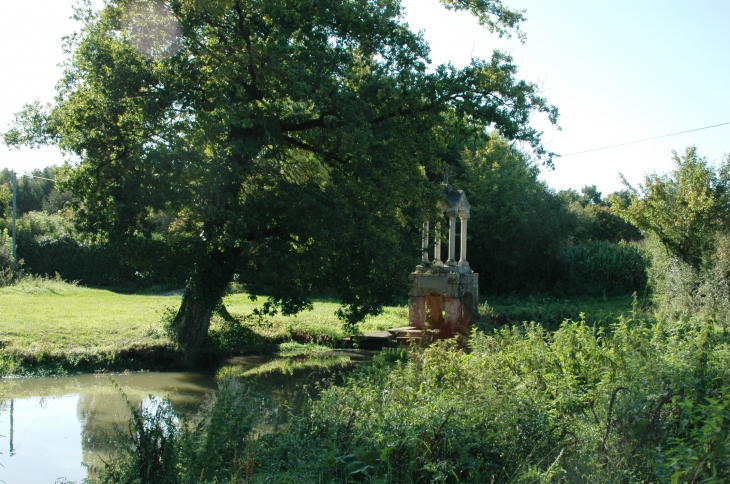 La fontaine de St Giraud et son édifice souvenir   - Chantecorps