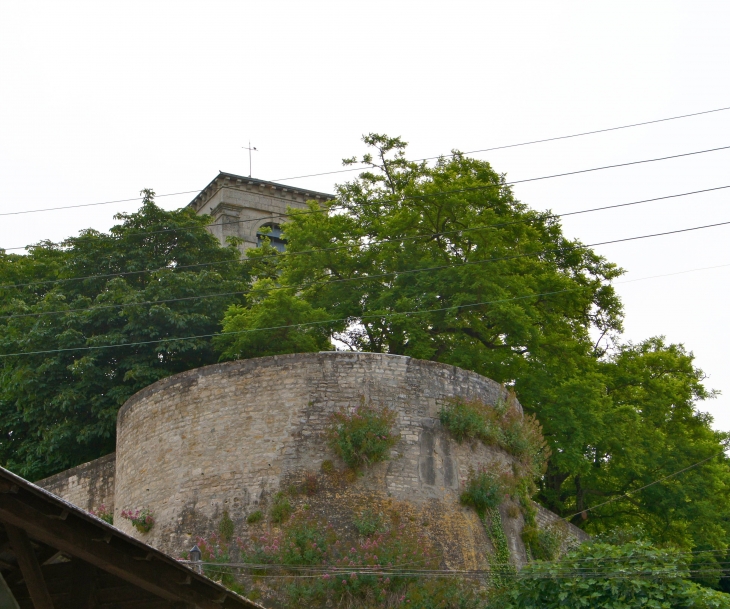 Le-clocher-de-l-eglise-notre-dame et les fortifications. - Chef-Boutonne