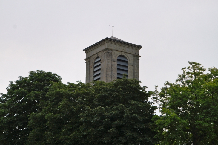 Le clocher de l'église Notre Dame. - Chef-Boutonne